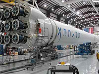 Falcon Heavy de Space X en su hangar