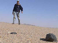 Peter Jenninskens con dos de los fragmentos encontrados en el desierto de Sudán