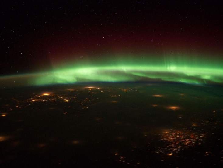 Aurora Boreal sobre Canadá. Las imágenes fueron tomadas desde una distancia de 380 kilómetros a más de 27.000 kilómetros por hora.