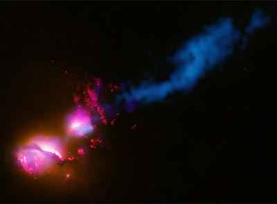 Imagen de un agujero negro en el n�cleo de una galaxia arrasando otra pr�xima.