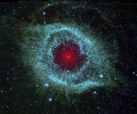Polvo alrededor de la estrella extinta generado por colisiones de cometas que han sobrevivido a la muerte de su sol