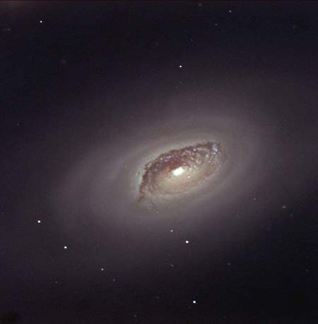 Galaxia NGC-4826, localizada a 16 millones de a�os luz de nuestro planeta esta galaxia es similar a la nuestra y a Andromeda, objetos masivos como estos est�n acompa�ados de galaxias negras.