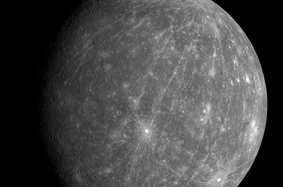 Cráter  Kuiper en el centro inferior de la imagen, fotografía lograda por la sonda Messenger.