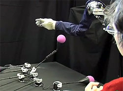 Brazo robot manejado por control cerebral