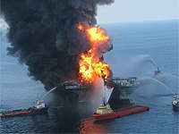 Plataforma petrolera Deepwater Horizon en llamas antes de hundirse. Foto: Guardia Costera de EE.UU.