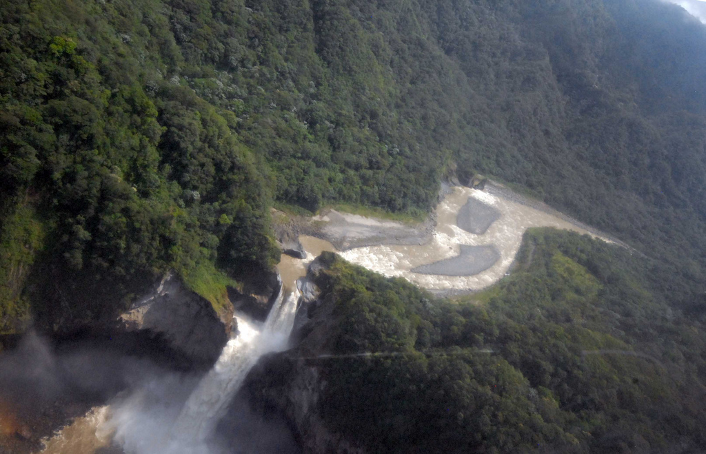 Cascada en la Amazonía ecuatoriana en el lugar donde se pretende construir el proyecto hidroeléctrico Coca Codo Sinclair