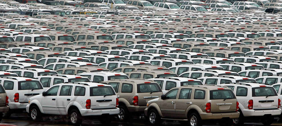 Decenas de SUVs Dodge aparcados en el Atlantic Marine Terminal en el puerto de Baltimore, las ventas de autos han caído, más de 27 mil se encuentraan estacionados en el puerto de Maryland. Foto: Chip Somodevilla