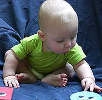 Bebé  jugando. Foto: Universidad de Yale