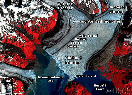 Hubbard Glacier, uno de los glaciares que se están extendiendo en lugar de retroceder, está a punto de bloquear al fiordo Russell ubicado en la parte inferior derecha de la imagen