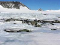 Río superficial en la Antártida