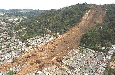 Desastre en la Colonia Santa Tecla El Salvador durante dos fuertes sismos que provocaron masivos derrumbes.