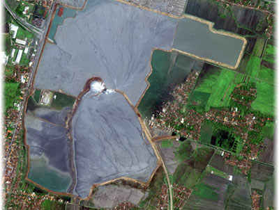 Vista desde el espacio del área de destrucción dejada por el volcán en Sidoarjo: una vasta área.