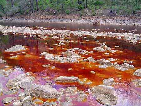 Rio Tinto, su color se debe a los minerales disueltos en el agua y que sirven de sustento para microorganismos extremófilos. Foto: Jose Antonio Morales
