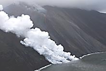 Lava del volcán Strómboli llegando al mar