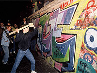 Un berlinés derriba el muro