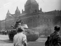 Tropas soviéticas y alemanas enviadas a sofocar la rebelión de los trabajadores