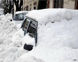 Autos sepultados por nieve en Europa en 2012