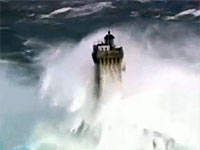 Faro francés azotado por fuertes olas