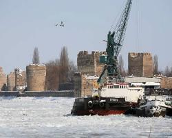 Barco en el río Danubio congelado