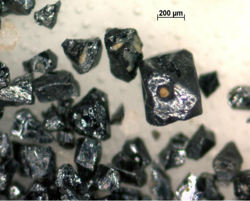 Cristales de ilmenita con forma tetragonal encontrados en arenas negras en el Caño Danta, Guainía. Departamento de Geociencias UN.