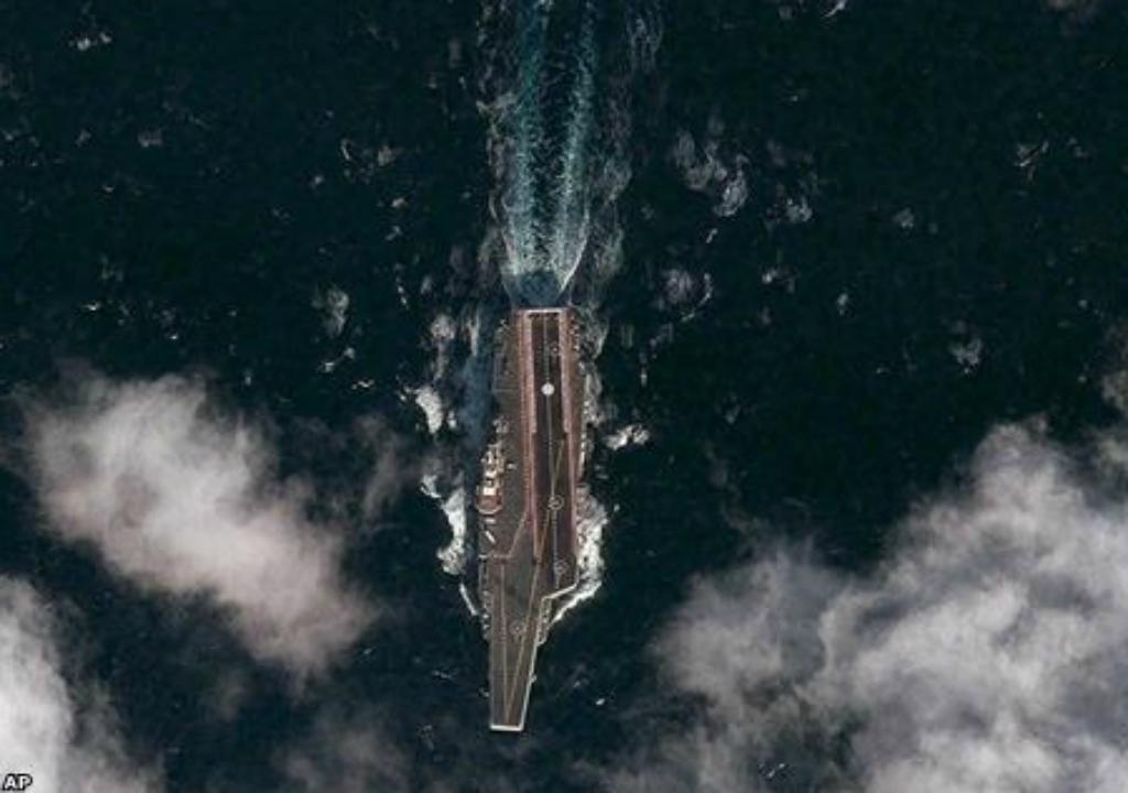 Portaviones china Varyag visto desde el espacio, esta nave fue vendida por Ucrania, una vez colapsada la Unión Soviética