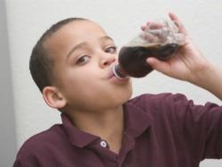 Los niños deben moderar el consumo de bebidas carbonatadas