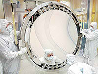 Montaje del espejo del telescopio espacial Kepler
