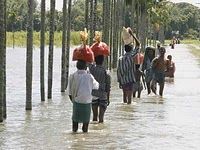 Personas evacúan sus hogares debido al fenómeno de El Niño