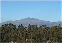 El volcán Atacazo es una vieja caldera colapsada y erosionada sobre la cual ha evolucionado el actual volcán Ninahuilca el cual se considera con alguna actividad e incluso de este se tiene mapas de peligros volcánicos asociados. En esta foto se puede apreciar únicamente al Atacazo ubicándose tras este el Ninahuilca.
