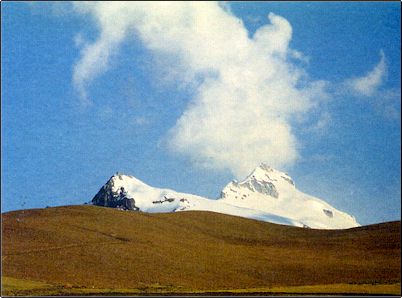 Vista del lado occidental de la caldera del volc�n Carihuairazo, con sus 5.020 msnm quiz� junto con el volc�n Altar rivaliz� en altura con el cercano Chimborazo, las �ltimas erupciones del Carihuairazo fueron altamente explosivas, quiz� de tipo pliniano, tambi�n es muy probable que haya sufrido un colapso lateral similar al ocurrido en el Volc�n Altar.
