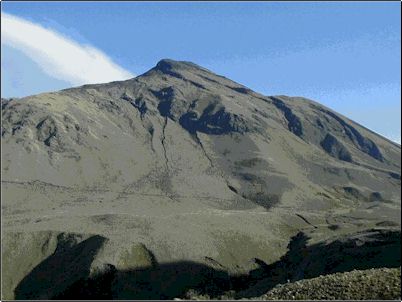 El Cerro Negro junto con el volc�n Chiles forman un doble volc�n, en el l�mite mismo con la rep�blica de Colombia. Y se encuentra activo, existi� tambi�n una erupci�n de este volc�n en los a�os 30.
