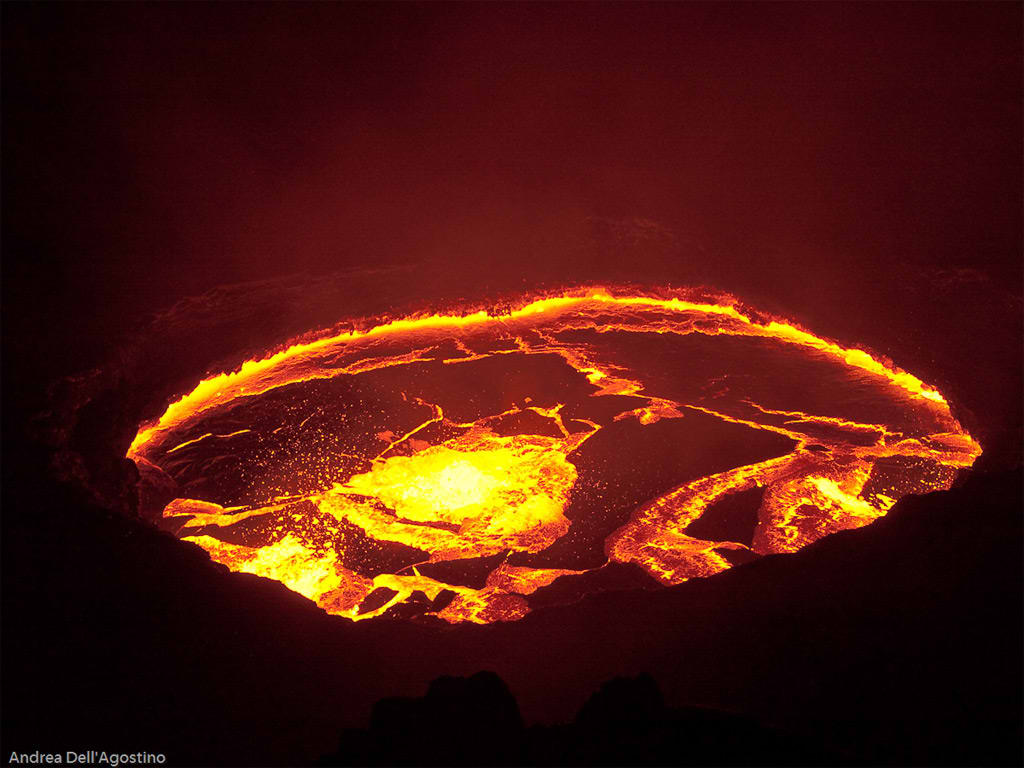 Cráter y lago de lava del volcán Erta Ale