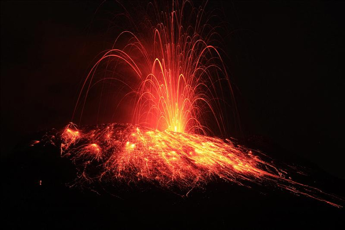 Volcàn Tungurahua en plena erupción, diciembre de 2011