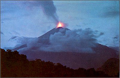 Surtidor de lava fotografiado en la tarde, muchas ocasiones el Sangay brinda un espect�culo nocturno indescriptible de surtidores de lava, que en ocasiones han sido confundidos con ovnis por pilotos comerciales.
