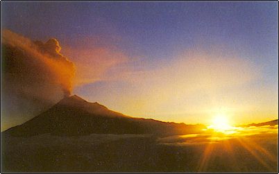 Los volcanes estrombolianos erupcionan constantemente a veces dando hermosos espect�culos como este atardecer, el que nos evoca un poco a la remota historia de la formaci�n de nuestro planeta.
