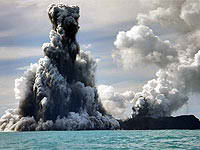 Volcán submarino en erupción. Foto: Dana Stephenson