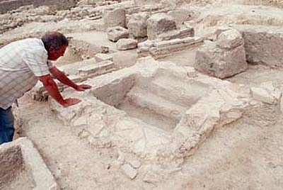 Las excavaciones arqueol�gicas realizadas en la calle Mirasierra, tras cuatro meses de investigaci�n, han puesto al descubierto dos casas romanas, una bas�lica paleocristiana con pila bautismal y una necr�polis con quince tumbas, un asentamiento de la antigua Ostippo fechado entre los siglos II y VI dC. A partir de ahora, el yacimiento permanecer� sellado y vigilado