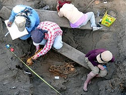 ArqueÃ³logos realizando excavaciones en complejo de PachÃ¡camac