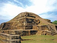Pirámide principal en el sitio La Acrópolis de la zona arqueológica de San Andres. Foto: Roberto Escobar