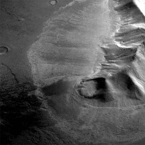 Constraste del suelo marciano (izquierda) con los glaciares encontrados (derecha). En la parte superior derecha de la imagen pueden observarse monta�as y cordilleras marcianas de las que se desprenden estos glaciares, algunos tendr�an 800 metros de espesor y un �rea superior al de la ciudad de Los Angeles, California.