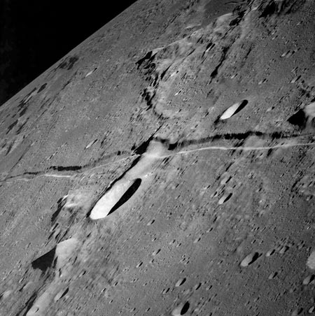 graben lunar Rima Ariadaeus una formación geológica natural, no una construcción alienígena como afirman los charlatanes.