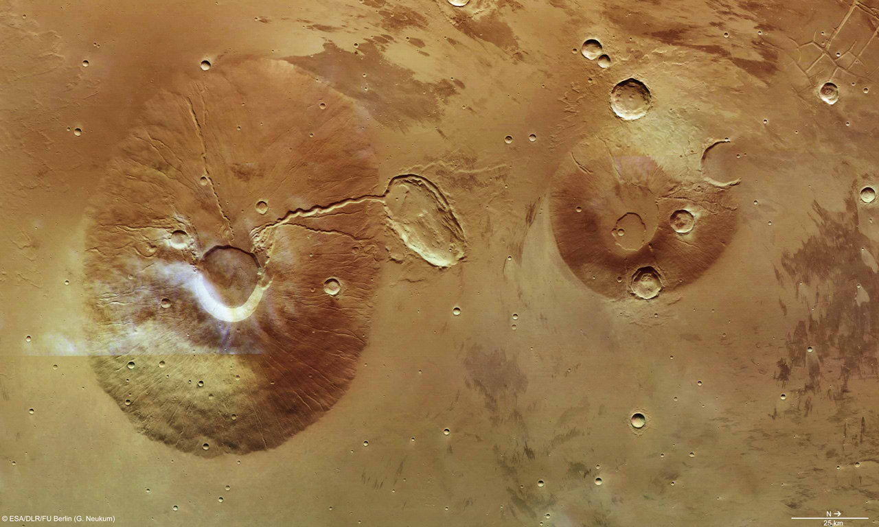Los flancos del volcán marciano Tholus Ceraunius son relativamente fuertes, a unos 8 grados de inclinación, y están grabados con valles.