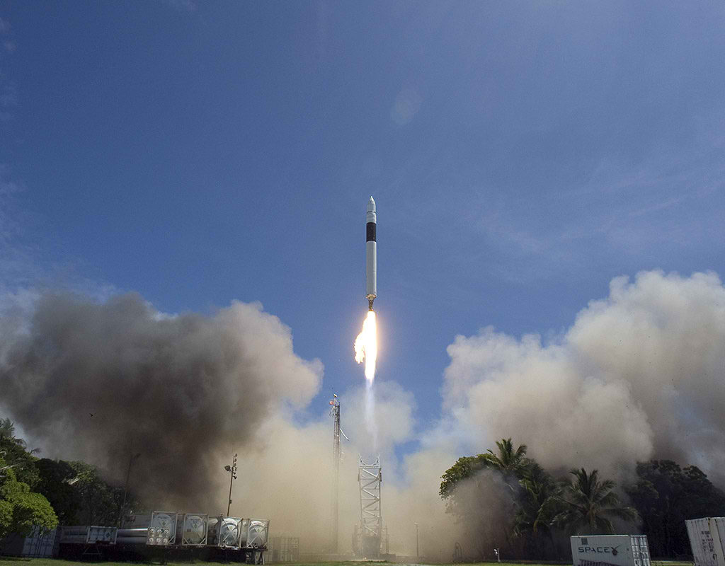 Despegue del Falcon 1 en pruebas, el cohete de dos etapas hereda los conceptos y diseños de décadas de emprendimiento privado.