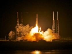 Lanzamiento del primer cohete privado al espacio, el Falcon 9 de SpaceX