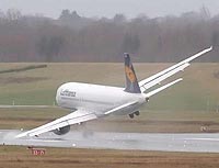 Avión azotado por viento cruzado rozando el ala en la pista.