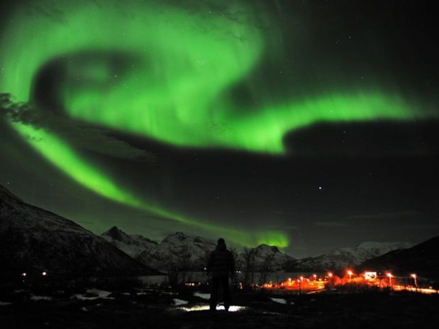 Una aurora boreal es registrada en la ciudad de Trondheim, en Noruega. Los astrónomos fueron en busca de una exibición espetacular del fenómeno después de la más poderosa tempestad solar en seis años.