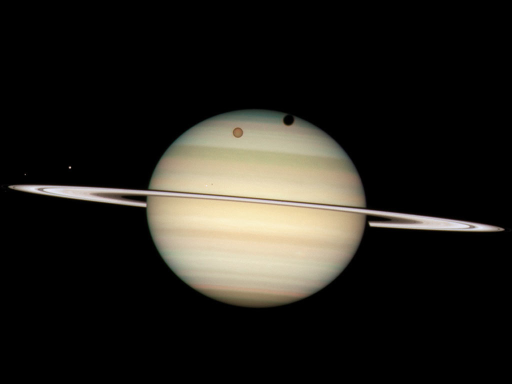 El telescopio espacial Hubble capta a Saturno y cuatro de sus lunas. Los satélites de Saturno captados fueron Encelado, Dione, Titán y Mimas, y debido al ángulo del sol, cada una de estos se encuentra precedido de su propia sombra.
