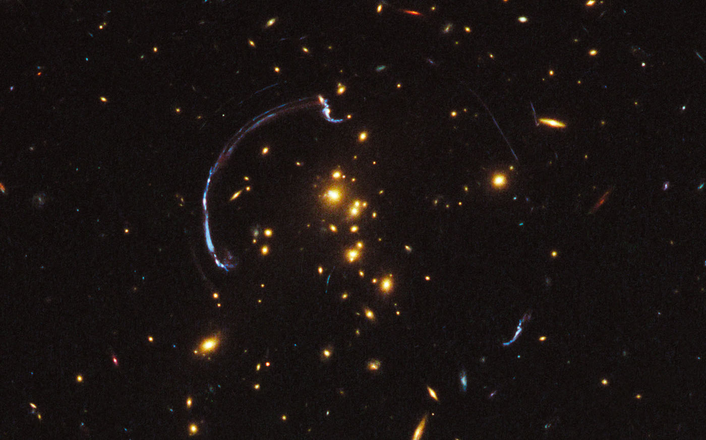 Gracias a al presencia de lentes gravitatorias naturales en el espacio, esta imagen es un acercamiento de la más brillante galaxia conocida hasta el momento. Imagen: NASA, ESA, J. Rigby (NASA Goddard Space Flight Center), K. Sharon (Kavli Institute for Cosmological Physics, University of Chicago), y M. Gladders y E. Wuyts (University of Chicago)