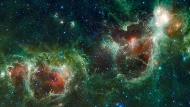 Las nébulas Corazón y Alma (Heart and Soul Nebulae) se encuentran a 6,000 años luz de la Tierra. La de la izquierda es la de Alma y también le llaman Embryo.