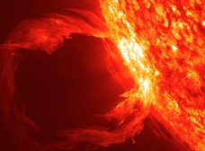 Foto de NASA captada por la sonda Solar Dynamics Observatory, muestra gigantescas erupciones de plasma solar